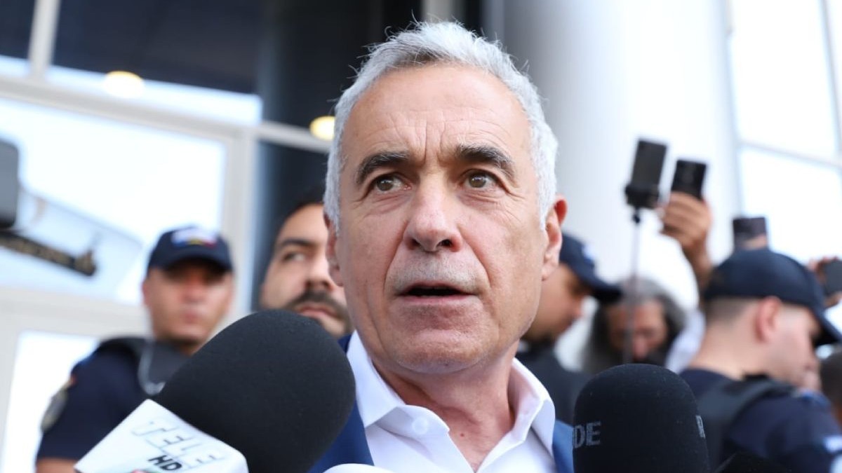Călin Georgescu, la Înalta Curte de Casație și Justiție a României, cu microfoane în față, pe 5 august 2026