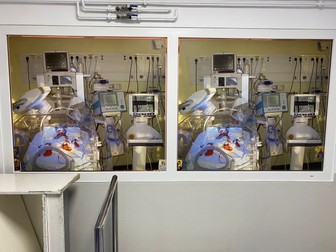 Sticker lipit pe geamul salonului de terapie intensivă al prematurilor, pentru a preîntâmpina impactul asupra părinților.