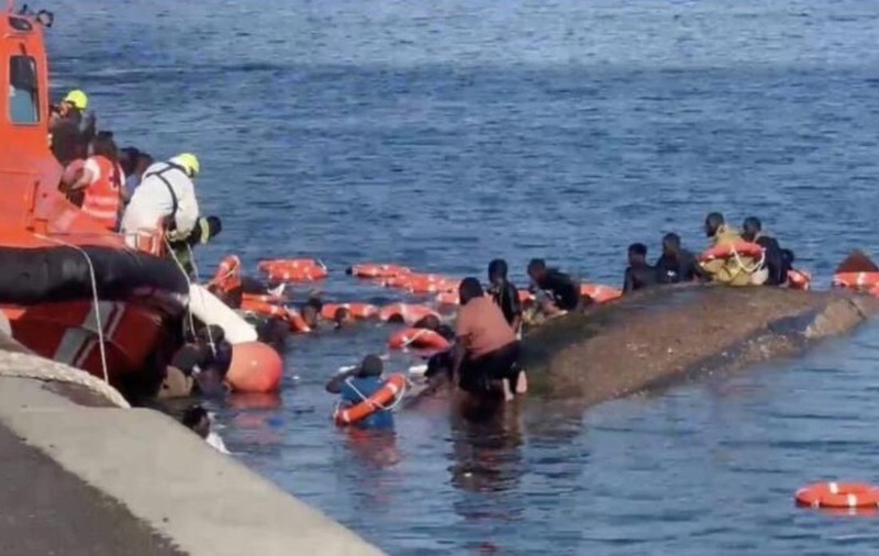 O barcă cu peste 150 de imigranți s-a răsturnat în apropiere de Insulele Canare. Cel puțin 7 oameni au murit, femei și copii | VIDEO