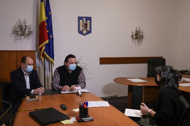 Robert Szep, secretar de stat în Ministerul Mediului (stânga), și Nicolae Badea, director controlul biodiversității Garda Națională de Mediu (centru)