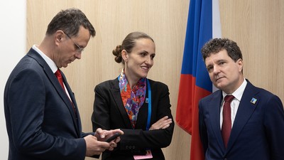 Presedintele Nicusor Dan, Oana Toiu, ministrul Afacerilor Externe si Ionut Mosteanu, ministrul Apararii Nationale agerpres_18392183 copy