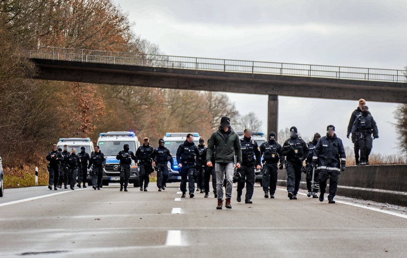 Șofer de TIR căutat de poliție după ce a tras în alt camionagiu care-l depășea pe autostradă, în Germania: „Un Mercedes Actros albastru”