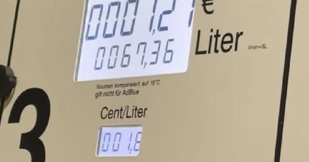 O pompă de benzină, care arată că benzina costa 1,8 eurocenți/litru