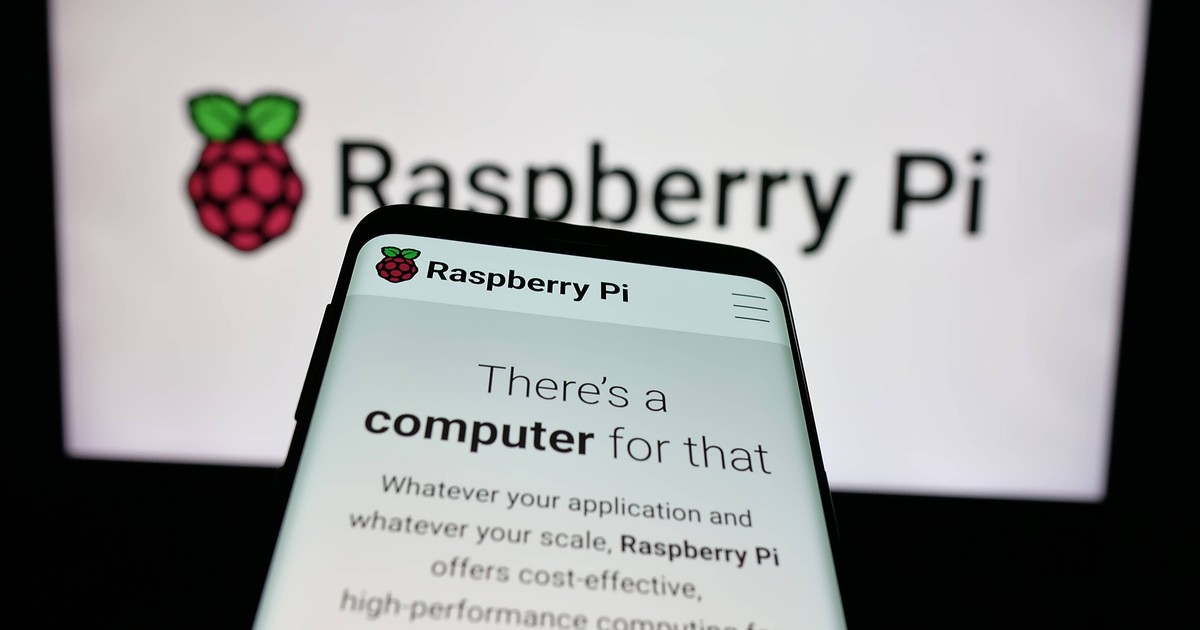Telefon și calculator pe care scrie Raspberry Pi