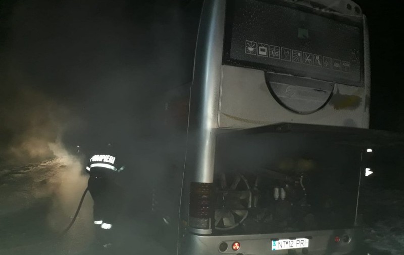 Un autocar cu 30 de pasageri a luat foc în mers, în Neamț