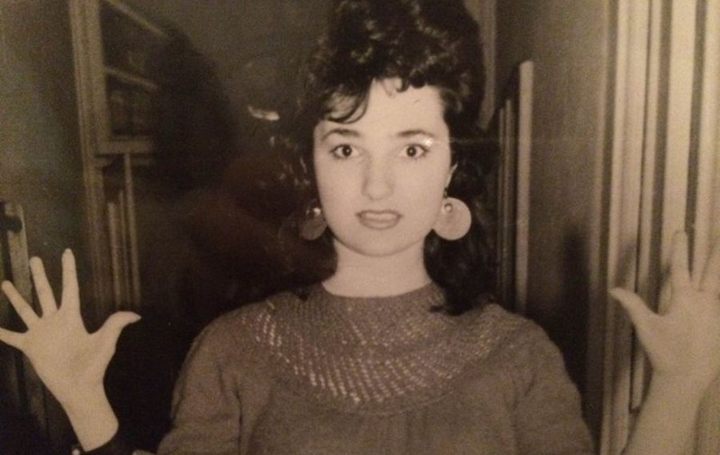 Astăzi O RECUNOŞTI DINTR-O MIE pe diva aceasta de la noi, dar în fotografiile ASTEA nici NU BĂNUIEŞTI CINE E! | FOTO