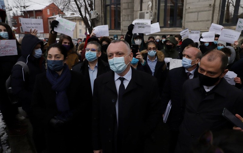 Protest în fața Colegiului „Gheorghe Șincai” din București. Sorin Cîmpeanu: „Nu va fi nicio relocare în timpul acestui an școlar”
