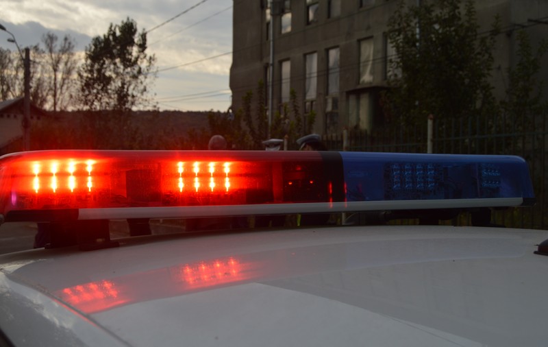 Un polițist din Vaslui care a provocat un accident cu mașina de serviciu, sancționat doar cu avertisment de către colegii săi
