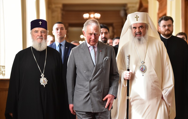 Prințul Charles a aprins o lumânare şi s-a recules la Patriarhie; Ce cadouri i-a oferit Patriarhului Daniel