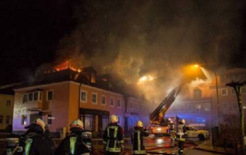 Scene uluitoare în Germania! Au aplaudat după ce un azil pentru refugiați a luat foc!