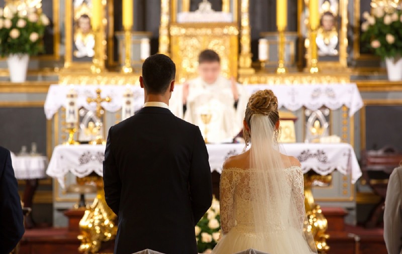 De ce este greşit să le urezi mirilor „casă de piatră”
