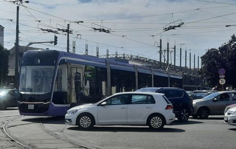 Tramvai de 2 milioane de euro, blocat într-o intersecție din Timișoara la prima ieșire pe traseu. „Nu știm de ce s-a oprit”
