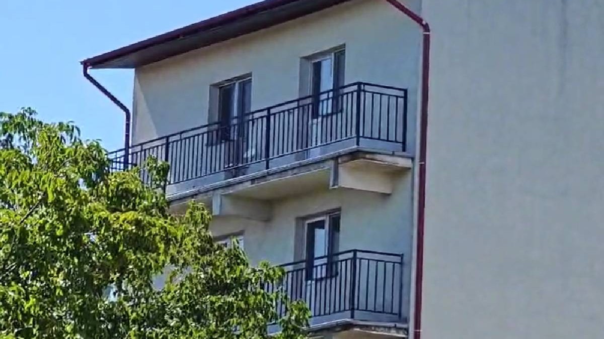 În imagine se vede apartamentul bărbatului care a ucis un copil, a vrut apoi să omoare un alt copil și s-a baricadat în casă