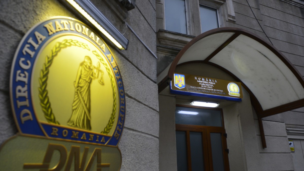 Fostul ministru al Comunicațiilor Gabriel Sandu și oamenii de afaceri Dinu Pescariu, Claudiu Florică și Călin Tatomir au fost trimiși în judecată în dosarul ”Microsoft 3”.