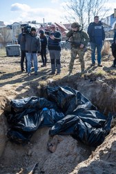Militarul a însoțit jurnaliștii care documentează masacrul din Bucha | Foto: Profimedia