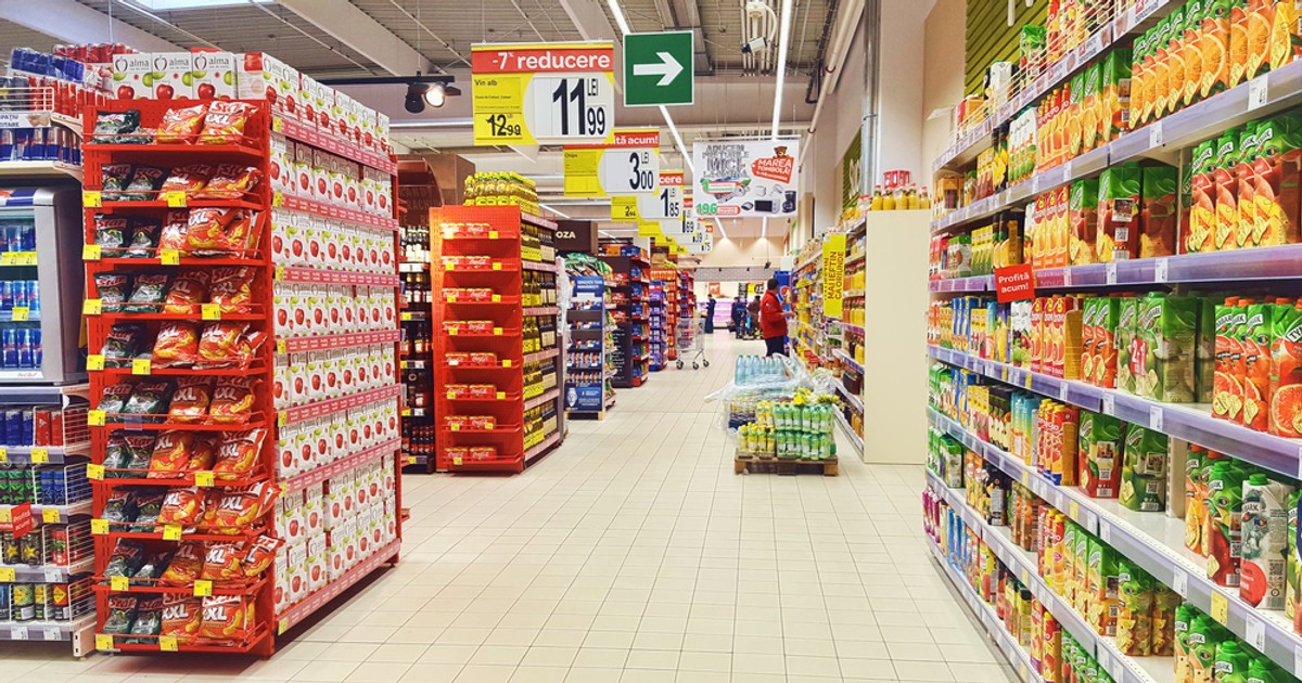 Program magazine de Crăciun 2024 - Imagine cu un interiorul unui supermarket din Piatra Neamţ
