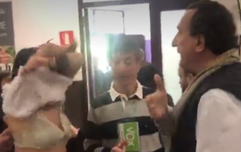 FOTO | Protest incredibil la votul din Spania: s-a dezbrăcat în fața urnelor! Ce mesaj avea
