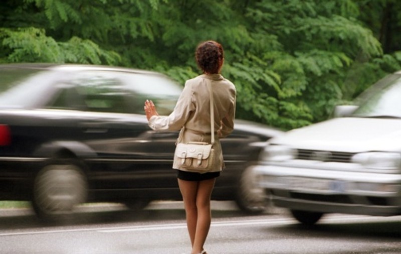 O româncă se prostitua în Italia sub ameninţarea pistolului