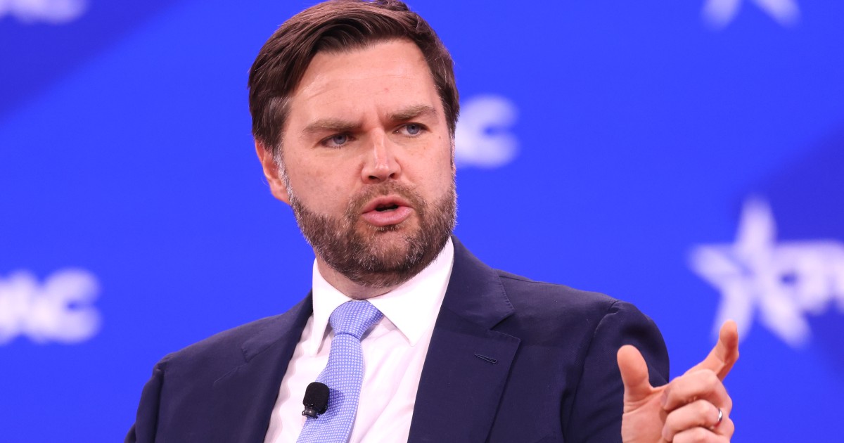 Vicepreședintele american JD Vance arată cu degetele, ca atunci când măsoară ceva