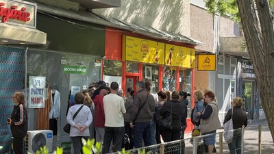„Am primit marfă”. Cum au devenit magazinele second-hand „mallul” celor fără posibilități