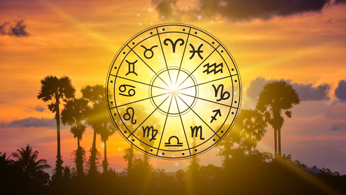 Imagine creativă cu horoscop, cele 12 zodii într-un cerc pe un cer la înserat, cu soarele puternic care bate în centrul cercului cu zodii, iar pe fundal se văd câțiva copaci înalți