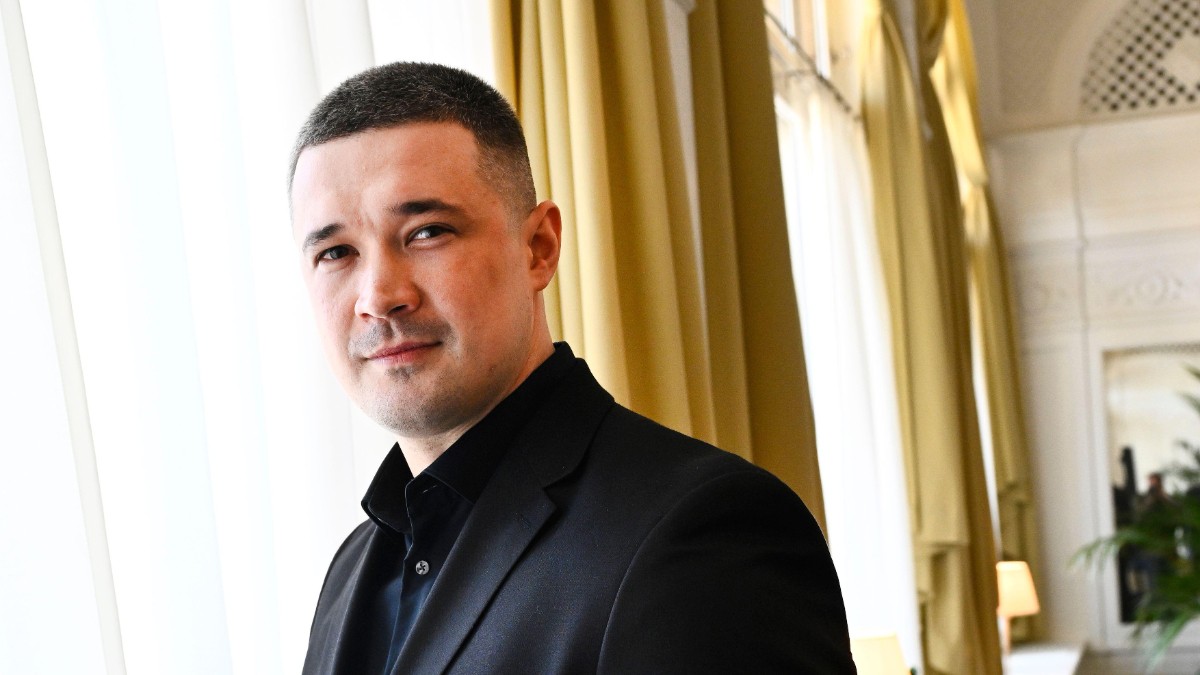 Mîhailo Fedorov în costum negru