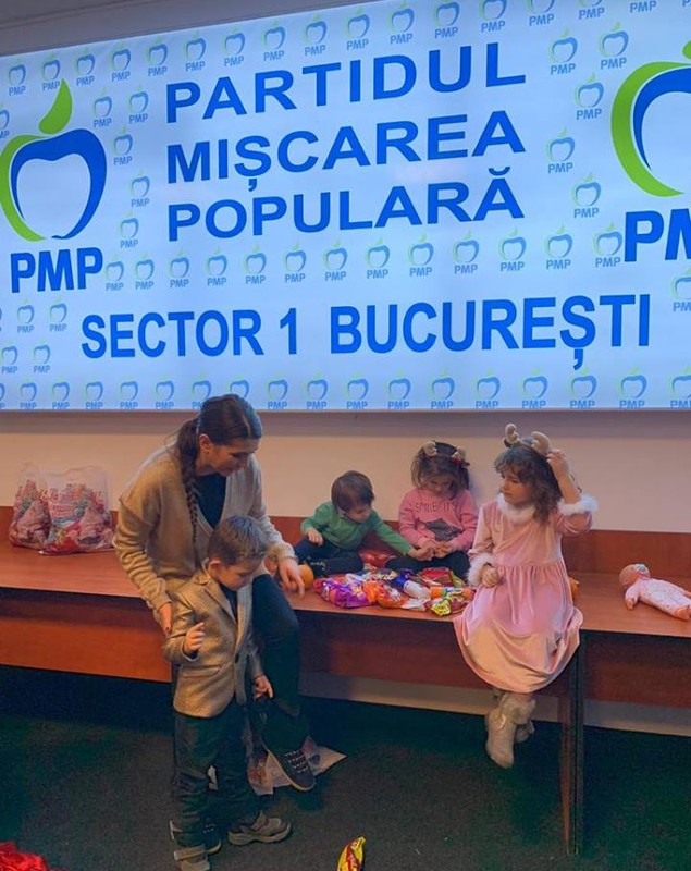 FOTO / Elena Băsescu, alături de copii la petrecerea de Crăciun a Partidului Mișcarea Populară