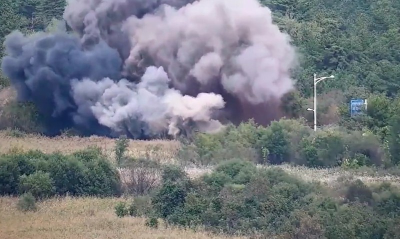 Coreea de Nord a aruncat în aer mai multe drumuri care o leagă de Coreea de Sud, Foto: captură video Ministerul Apărării din Coreea de Sud
