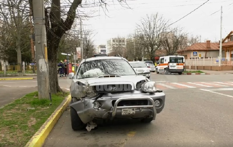 Video | Scandal teribil în trafic în urma unui accident. Șoferiță bătută în plină stradă