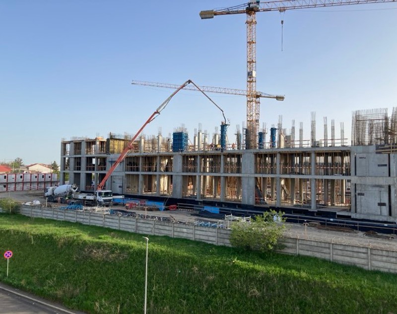 Misterioasa clădire construită de SRI, pe malul Lacului Străulești din Capitală, cu muncitori asiatici. „E o construcție specială. Uitați-vă ce gard mare e aici!”