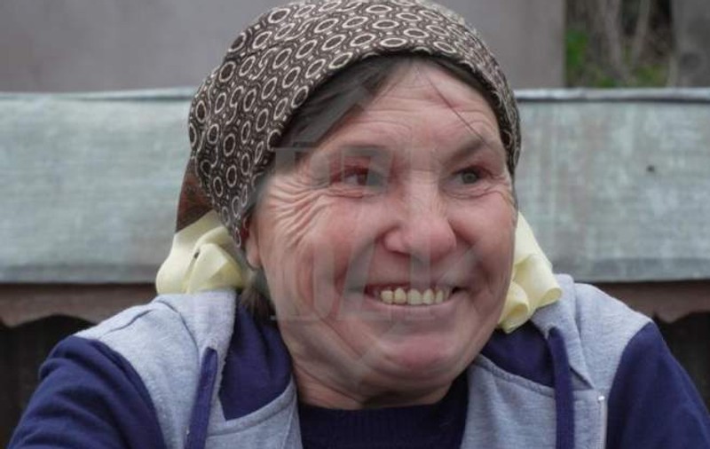 Video |  Soția unui ieșean care a murit după ce a băut spirt: ”Vodka e apă chioară, romul, colorant, spirtul e bun. Bei un pahar și pleci la muncă”