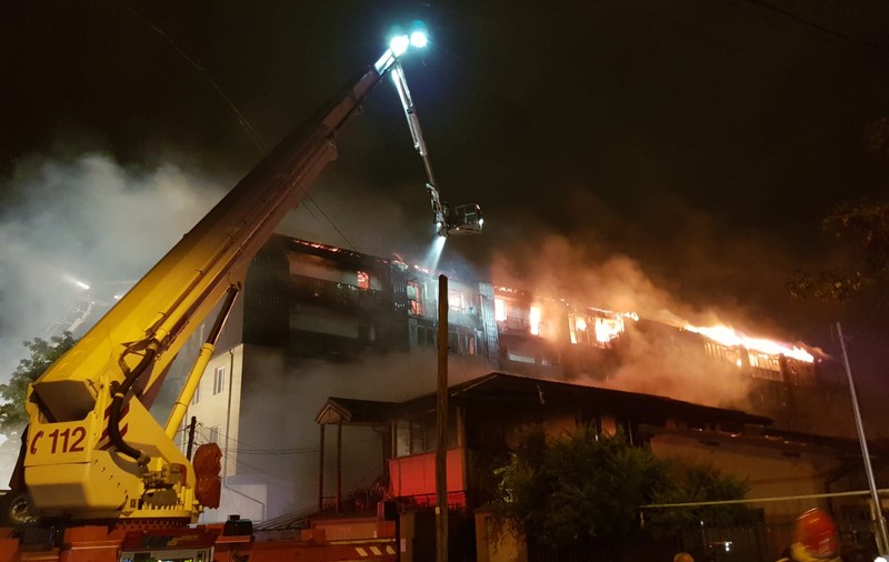 Blocul din sectorul 5 care a ars  era construit fără nici un fel de acte. Dezvoltătorul imobiliar, fost ”locotenent” al Cămătarilor. Reacția halucinantă a acestuia
