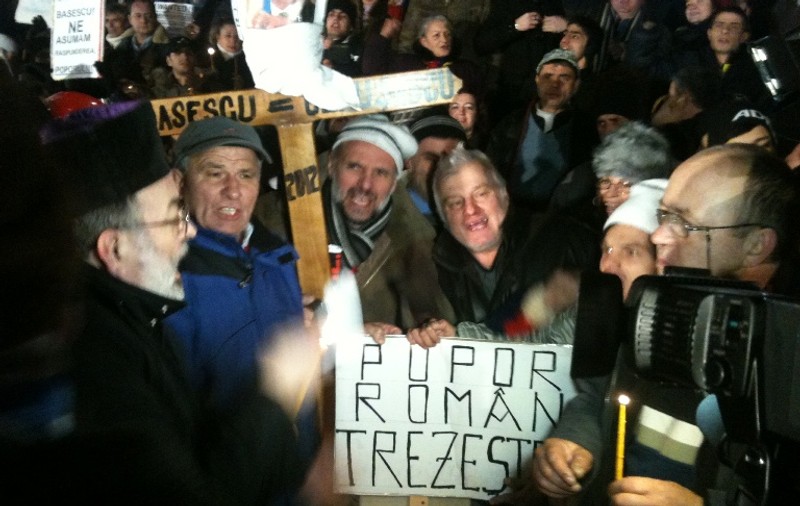 Uite ce scandează protestatarii şi ce lozinci au adus în Piaţa Universităţii