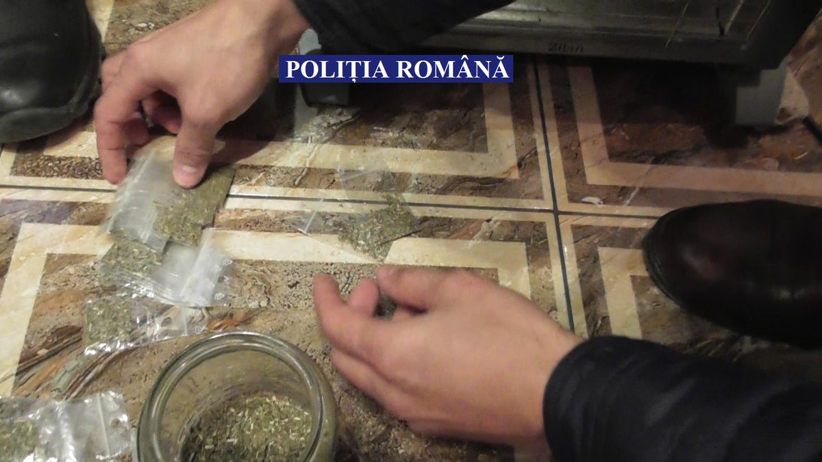 Produse cu efecte psihoactive, confiscate la Călărași