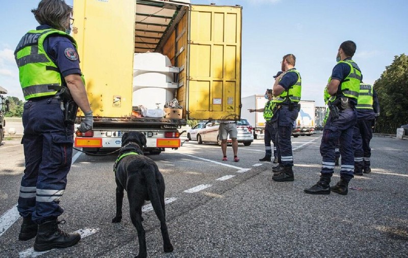 Șofer român de TIR, condamnat la închisoare și amendă de aproape 3 milioane de euro, în Franța: „În camion, mirosuri de salată putredă”