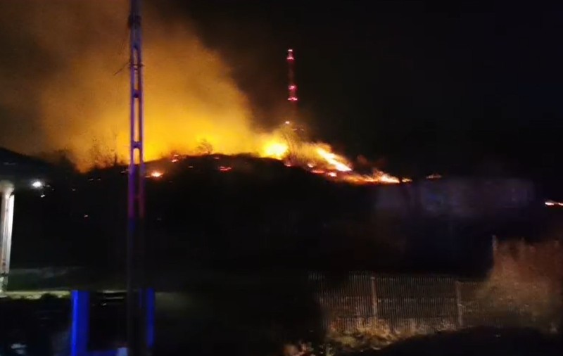 Incendiu masiv de vegetație pe dealul Pietricica din Piatra-Neamț. ISU: Focul se poate propaga la locuințe și la o mănăstire