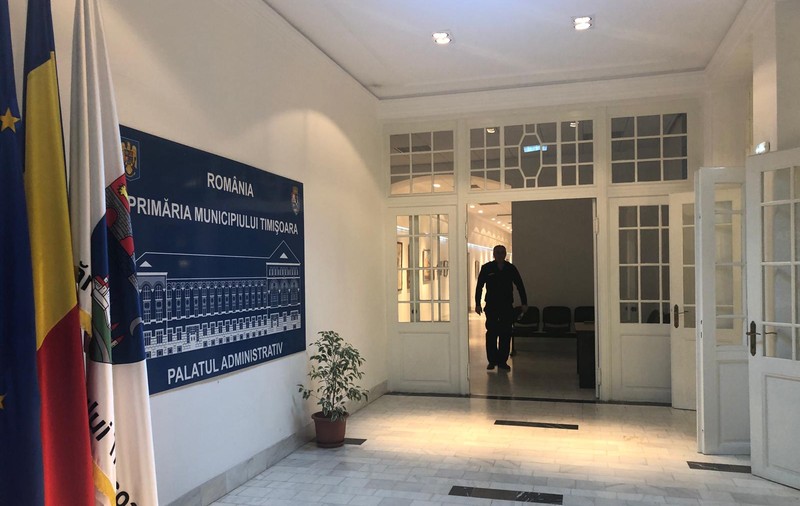 Bugetarii primesc norme de hrană obligatorii, însă primarul Timișoarei spune că a aflat asta acum o săptămână nu de la subalterni, ci de la "cineva" din afara Primăriei
