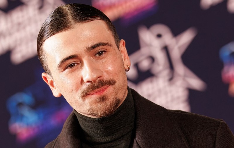 O femeie de șaptezeci de ani este convinsă că are o relație cu „falsul Brad Pitt”: „Locuiește în frig, dar continuă să-i trimită tot ce are”