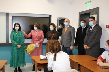Primarul sectorului 2 a intrat în săli de clasă, deși nu avea voie. Foto: Facebook