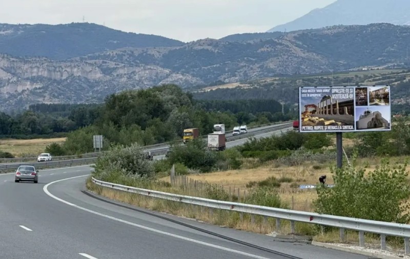 Motivul pentru care pe drumurile din Bulgaria spre Grecia au apărut mai multe panouri în limba română cu Baba Vanga: „Profet al viitorului”