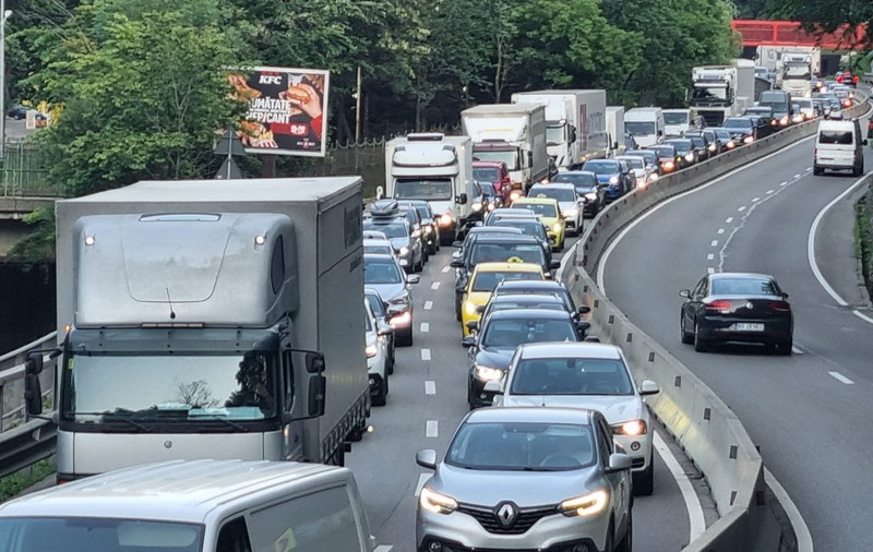 Cozi uriașe la intrarea în Sinaia. Trafic bară la bară pe DN1, în plin sezon estival. Care a fost motivul