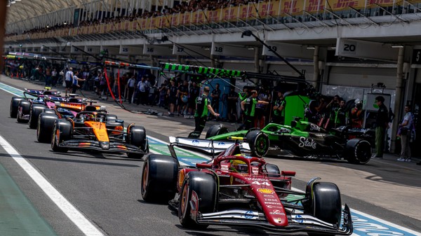 Mașini de Formula 1 pregătite pentru competiție. Sursă foto: Shutterstock 