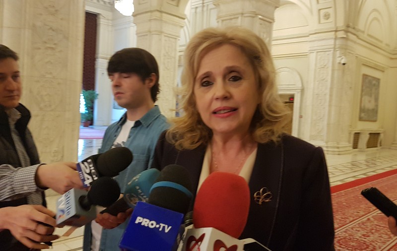 UPDATE. Învățământul obligatoriu va fi extins la 15 ani, de la grupa mijlocie la clasa a XII-a; Deputații au votat legea