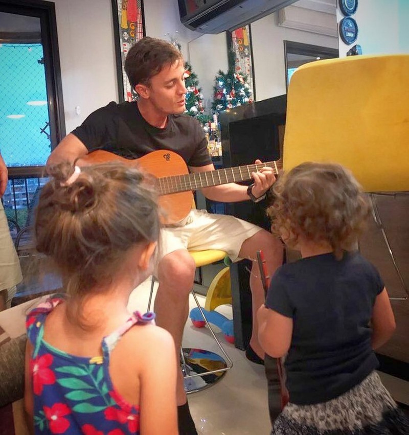Atunci când are timp liber, Gustavo nu ratează momentul și cântă la chitară FOTO Instagram