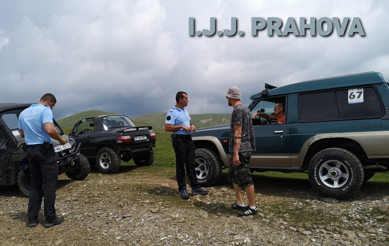 Turiști amendați de jandarmi, după ce au intrat cu mașinile și motocicletele pe pajiștile alpine din Munții Baiului