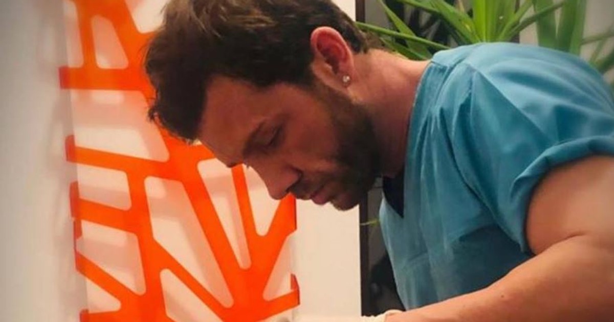 Medicul Matthew Mode-alias Matteo Politi, în timpul unei operații