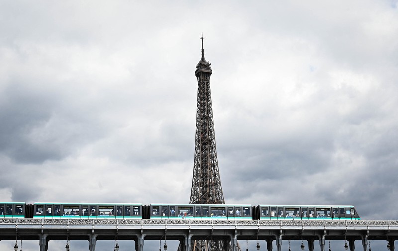 Turnul Eiffel a fost evacuat și închis după o amenințare falsă cu bombă. Au intervenit echipajele de deminare
