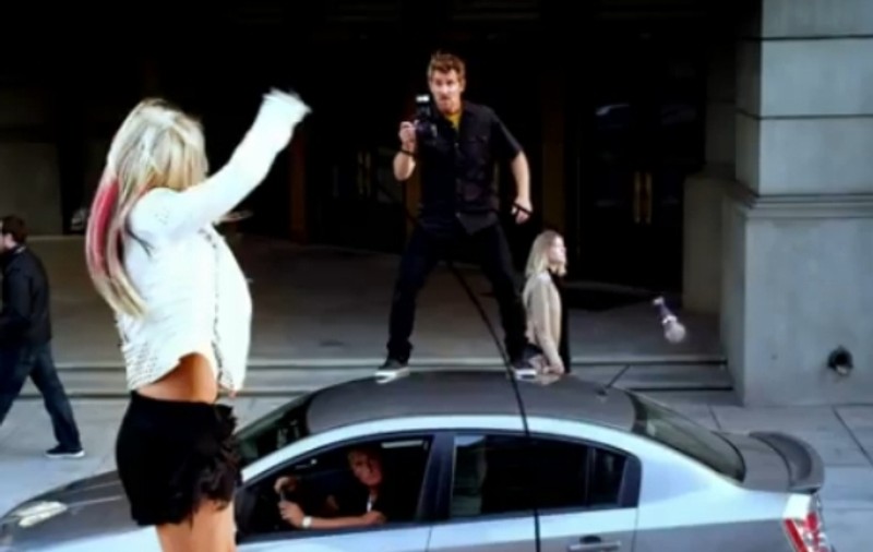 Video | Britney Spears loveşte un paparazzo cu microfonul