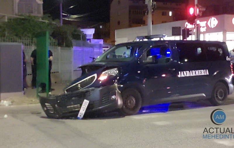 Incidente în lanț în Mehedinți. Doi polițiști bătuți, iar duba Jandarmeriei chemată în ajutor s-a ciocnit de altă mașină