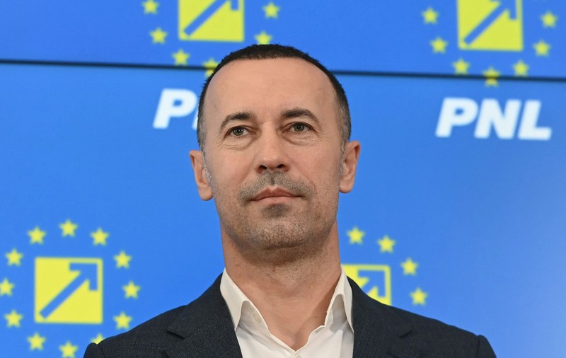 Protest la Biroul Electoral din Ploiești, după ce Iulian Dumitrescu, urmărit penal pentru mită, și-a depus candidatura la șefia CJ Prahova. Ce a decis PNL